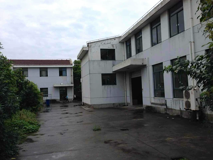 a8061 奉贤区南桥镇远东北路公谊路独门独院占地4.5亩建有2300平方米厂房仓库办公楼出售 仅需1350万